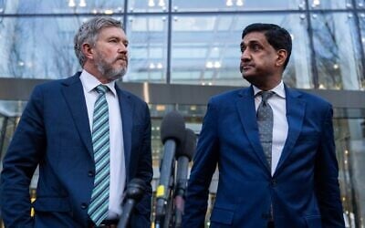 Les députés Thomas Massie (à gauche) et Ro Khanna tiennent une conférence de presse après avoir examiné les parties non censurées des dossiers de Jeffrey Epstein, devant un bureau du ministère de la Justice à NoMa, le 9 février 2026. (Crédit : Tom Williams/CQ Roll Call via JTA)