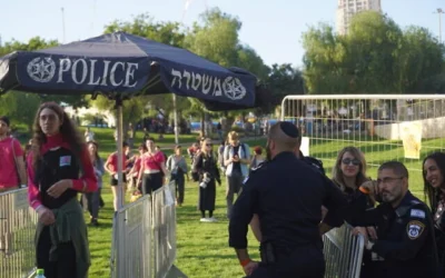 Un poste de contrôle de police installé au parc Sacher, le point de rassemblement pour la marche des fiertés annuelle à Jérusalem le 4 juin 2026. (Charlie Summers/Times of Israel)