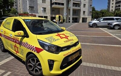 Des secouristes du Magen David Adom devant le lieu d'une agression mortelle à l'arme blanche, à Rehovot, le 16 juin 2026. (Crédit : Magen David Adom) Des secouristes du Magen David Adom devant le lieu d'une agression mortelle à l'arme blanche, à Rehovot, le 16 juin 2026. (Crédit : Magen David Adom)