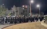 Des hommes haredi manifestent contre l'arrestation de réfractaires au service militaire, le 5 juin 2026. Le lieu où la vidéo a été tournée n'est pas précisé. (Crédit : Capture d'écran utilisée conformément à l'article 27a de la loi sur le droit d'auteur)