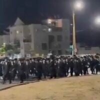 Des hommes haredi manifestent contre l'arrestation de réfractaires au service militaire, le 5 juin 2026. Le lieu où la vidéo a été tournée n'est pas précisé. (Crédit : Capture d'écran utilisée conformément à l'article 27a de la loi sur le droit d'auteur)