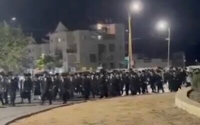 Des hommes haredi manifestent contre l'arrestation de réfractaires au service militaire, le 5 juin 2026. Le lieu où la vidéo a été tournée n'est pas précisé. (Crédit : Capture d'écran utilisée conformément à l'article 27a de la loi sur le droit d'auteur) Des hommes haredi manifestent contre l'arrestation de réfractaires au service militaire, le 5 juin 2026. Le lieu où la vidéo a été tournée n'est pas précisé. (Crédit : Capture d'écran utilisée conformément à l'article 27a de la loi sur le droit d'auteur)