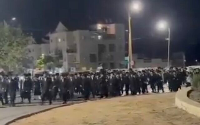 Des hommes haredi manifestent contre l'arrestation de réfractaires au service militaire, le 5 juin 2026. Le lieu où la vidéo a été tournée n'est pas précisé. (Crédit : Capture d'écran utilisée conformément à l'article 27a de la loi sur le droit d'auteur)