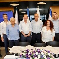 Cérémonie de signature pour l'hôpital de rééducation Jusidman à Tel Aviv, de droite à gauche : Dr. Hila Oren, PDG de la Fondation Tel Aviv, Ido Sharir, PDG de l'Association Reuth, Dr. Orit Stein Reisner, directrice de l'hôpital de rééducation Reuth TLV,  Pr. Nachman Ash, président de l'Association Reuth, Ron Huldai, maire de Tel Aviv-Yafo et président de la Fondation Tel Aviv, Daniel Jusidman, fondateur de la Fondation Jusidman, Igal Jusidman, PDG de la Fondation Jusidman, et Dr. Einat Ronen, vice-PDG de la Fondation Jusidman. (Crédit : Autorisation)