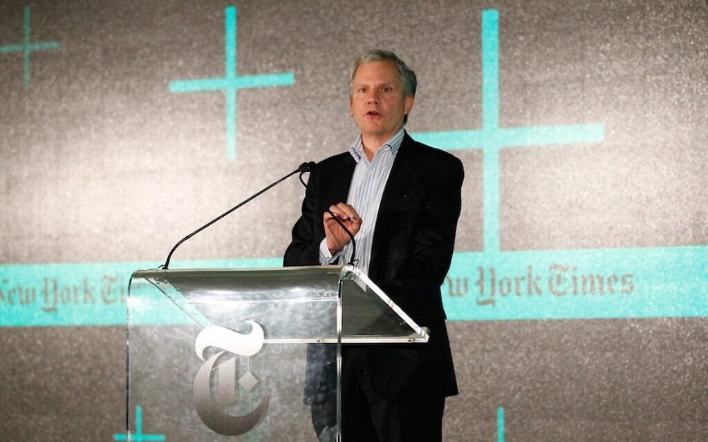 Arthur Ochs Sulzberger Jr. s'exprimant lors du New Work Summit organisé par le New York Times, à Half Moon Bay, en Californie, le 29 février 2016. (Crédit : Kimberly White/Getty Images pour le New York Times/via JTA)