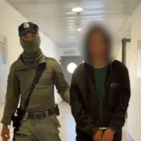 Un jeune extrémiste juif arrêté après avoir battu un chien dans le village d'Atara, en Cisjordanie, est conduit au poste de police, le 3 juin 2026.