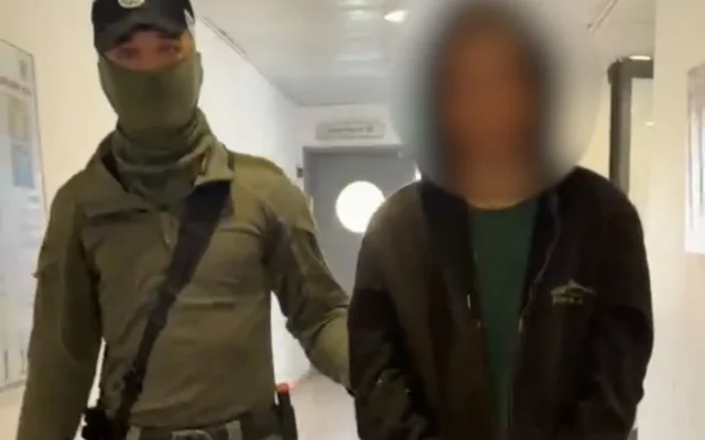 Un jeune extrémiste juif arrêté après avoir battu un chien dans le village d'Atara, en Cisjordanie, est conduit au poste de police, le 3 juin 2026. Un jeune extrémiste juif arrêté après avoir battu un chien dans le village d'Atara, en Cisjordanie, est conduit au poste de police, le 3 juin 2026.