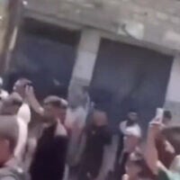 Bravant les menaces, des centaines de personnes ont manifesté contre le Hamas à Gaza , une première depuis un an. (Capture d'écran)