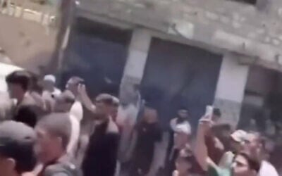 Bravant les menaces, des centaines de personnes ont manifesté contre le Hamas à Gaza , une première depuis un an. (Capture d'écran)
