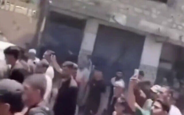 Bravant les menaces, des centaines de personnes ont manifesté contre le Hamas à Gaza , une première depuis un an. (Capture d'écran)