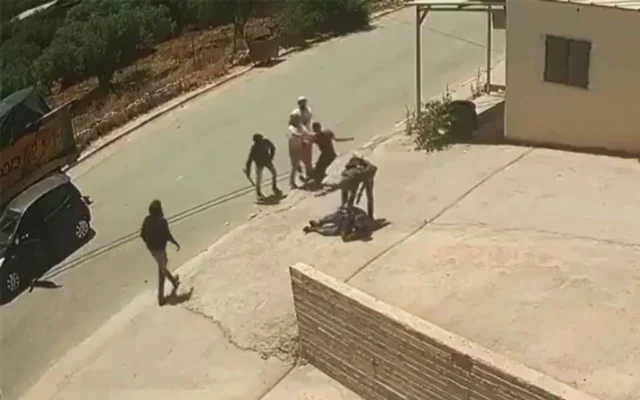 Un soldat de l'armée israélienne, aux côtés de résidents d'implantations, passant à tabac deux Palestiniens dans la ville de Huwara, en Cisjordanie, le 6 juin 2026. (Crédit : Capture d'écran/X)