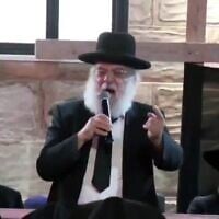 Le rabbin Aryeh Yazdi maudissant le chef d'état-major de l'armée israélienne lors d'un rassemblement organisé contre l'arrestation des réfractaires à la conscription, à Bnei Brak, le 29 juin 2026 (Crédit : Capture d'écran)