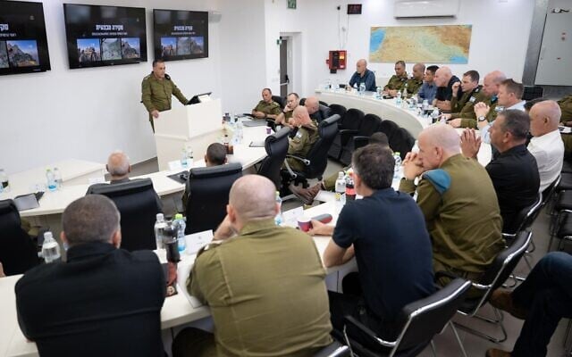 Le chef d’état-major de Tsahal, le général de corps d’armée Eyal Zamir, et les hauts responsables de l’armée ont rencontré les maires et les dirigeants des conseils locaux de la frontière nord, le 4 juin 2026. (Crédit: Tsahal)