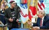 L'ancien otage Rom Braslavski (à gauche) rencontrant le président américain Donald Trump, à la Maison Blanche, le 9 juin 2026. (Crédit : Instagram/Rom Braslavski)