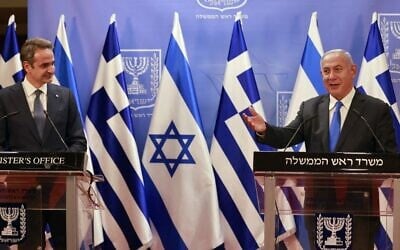 Le Premier ministre Benjamin Netanyahu fait une déclaration aux côtés du Premier ministre grec Kyriakos Mitsotakis à l'issue de leur rencontre au cabinet du Premier ministre à Jérusalem, le 8 février 2021. (Crédit : Menahem KAHANA / POOL / AFP) Le Premier ministre Benjamin Netanyahu fait une déclaration aux côtés du Premier ministre grec Kyriakos Mitsotakis à l'issue de leur rencontre au cabinet du Premier ministre à Jérusalem, le 8 février 2021. (Crédit : Menahem KAHANA / POOL / AFP)