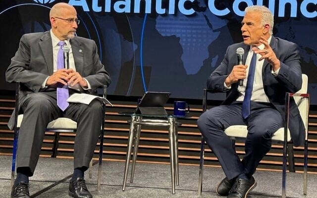 Le chef de l'opposition Yaïr Lapid (à droite) s'entretenant avec l'ancien ambassadeur des États-Unis en Israël, Daniel Shapiro, à l'Atlantic Council, à Washington, le 27 juillet 2026. (Crédit : Ron Kampeas viaJTA)