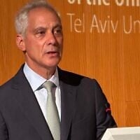 L'ancien chef de cabinet de la Maison Blanche, Rahm Emanuel, prenant la parole à l'université de Tel Aviv le 8 juillet 2026. (Crédit : Tovah Lazaroff/JTA)