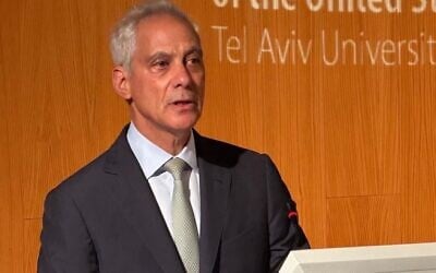 L'ancien chef de cabinet de la Maison Blanche, Rahm Emanuel, prenant la parole à l'université de Tel Aviv le 8 juillet 2026. (Crédit : Tovah Lazaroff/JTA) L'ancien chef de cabinet de la Maison Blanche, Rahm Emanuel, prenant la parole à l'université de Tel Aviv le 8 juillet 2026. (Crédit : Tovah Lazaroff/JTA)