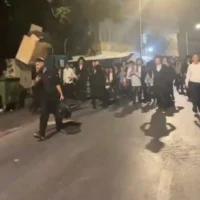 Un groupe d’hommes ultra-orthodoxes harcèle plusieurs soldats hors service qui marchaient à Jérusalem, le 30 juillet 2026. (Crédit : Capture d’écran/X)