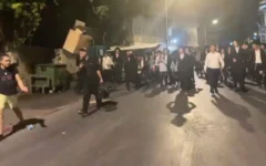 Un groupe d’hommes ultra-orthodoxes harcèle plusieurs soldats hors service qui marchaient à Jérusalem, le 30 juillet 2026. (Crédit : Capture d’écran/X)