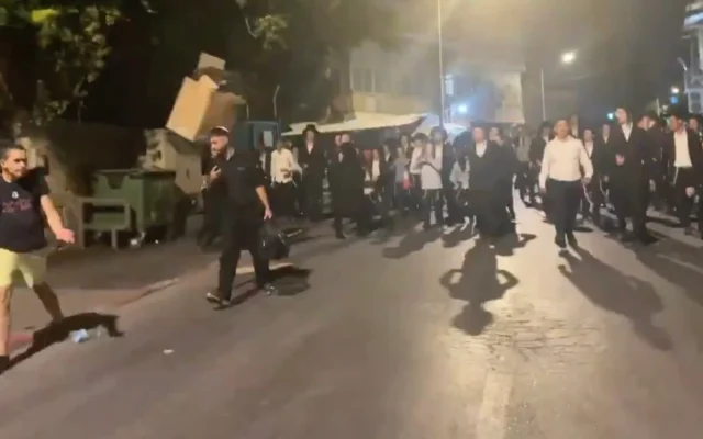 Un groupe d’hommes ultra-orthodoxes harcèle plusieurs soldats hors service qui marchaient à Jérusalem, le 30 juillet 2026. (Crédit : Capture d’écran/X)