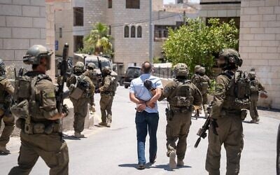 Des soldats de l’unité Duvdevan de l’armée israélienne appréhendant un Palestinien recherché dans le village de Mukhmas, en Cisjordanie, le 2 juin 2026. (Crédit : Armée israélienne) Des soldats de l’unité Duvdevan de l’armée israélienne appréhendant un Palestinien recherché dans le village de Mukhmas, en Cisjordanie, le 2 juin 2026. (Crédit : Armée israélienne)
