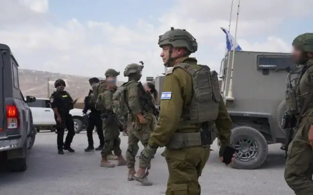Des soldats de l'armée israélienne interviennent sur les lieux d'une fusillade près du village de Tell, en Cisjordanie, le 24 juillet 2026. (Crédit : Armée israélienne)