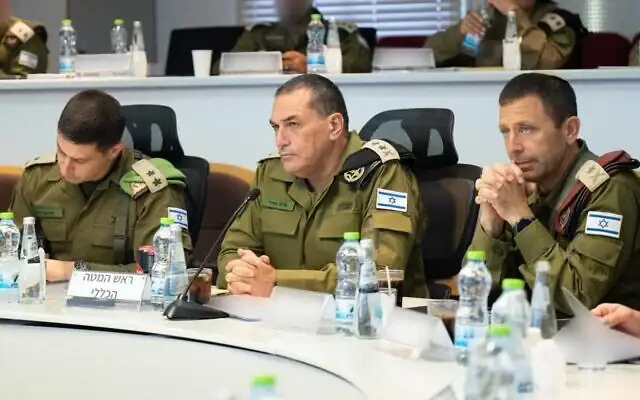 Le chef d'État-major de l'armée israélienne, le lieutenant-général Eyal Zamir (au centre), avec son directeur de cabinet, le lieutenant-colonel Tomer Sayag (à gauche), et le chef du commandement central, le général de division Avi Bluth, au quartier général de la division de Judée et Samarie, près de Beit El en Cisjordanie, le 19 juillet 2026. (Armée israélienne)
