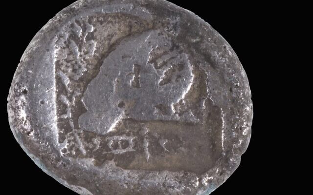 La pièce de monnaie chypriote datant de 2 500 ans, découverte à Ashdod (Crédit : Shai Halevi/Autorité israélienne des antiquités)