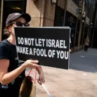 Un manifestant anti-Israël à New York, le 23 septembre 2025. (Luke Tress/Times of Israel)