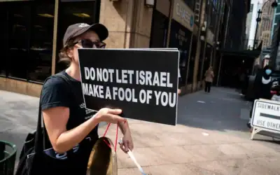 Un manifestant anti-Israël à New York, le 23 septembre 2025. (Luke Tress/Times of Israel) Un manifestant anti-Israël à New York, le 23 septembre 2025. (Luke Tress/Times of Israel)
