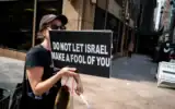 Un manifestant anti-israélien à New York, le 23 septembre 2025. (Crédit: Luke Tress/ Times of Israel)