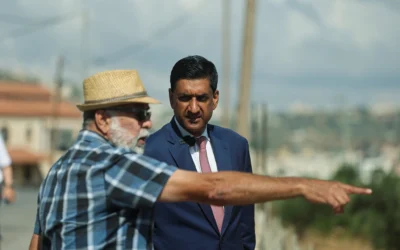 Le député américain Ro Khanna s'entretient avec un habitant palestinien de Turmus Ayya, près de Ramallah, lors d'une visite en Cisjordanie, le 9 juillet 2026. (Crédit: Reuters/Ammar Awad) Le député américain Ro Khanna s'entretient avec un habitant palestinien de Turmus Ayya, près de Ramallah, lors d'une visite en Cisjordanie, le 9 juillet 2026. (Crédit: Reuters/Ammar Awad)