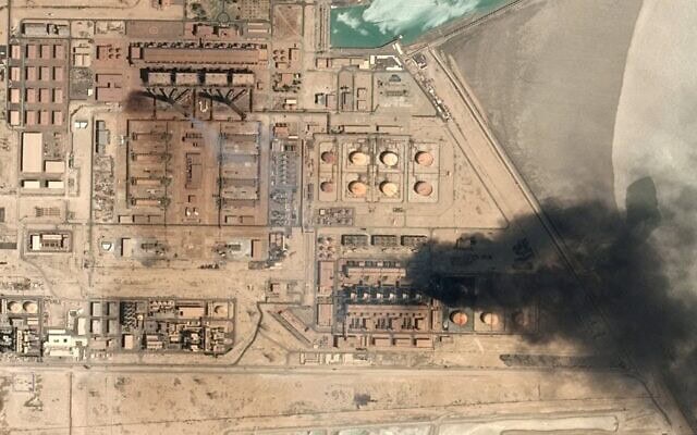 Cette image satellite, obtenue par Reuters le 21 juillet 2026, montre de la fumée s'élevant de la centrale électrique et de l'usine de dessalement de Subiya, à Subiya au Koweït, le 18 juillet 2026, à la suite d'une attaque iranienne. (Crédit : CNES 2026, diffusion Airbus DS/Image fournie par REUTERS)