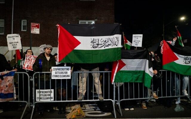 Manifestants anti-sionistes devant une école et une synagogue à New York, le 8 janvier 2026. (Crédit : Luke Tress/Times of Israel)