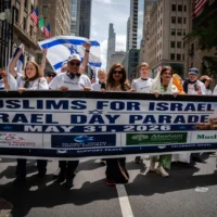 Une délégation musulmane pro-israélienne lors du défilé annuel en faveur d’Israël à New York, le 31 mai 2026. (Crédit: Luke Tress/Times of Israel)