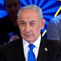 Le Premier ministre Benjamin Netanyahu interviewé dans l'émission « The Patriots » diffusée sur la Quatorzième chaîne le 30 juin 2026. (Crédit : Capture d'écran/YouTube)