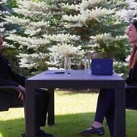 Le président ukrainien Volodymyr Zelensky s'entretient avec Laura Loomer, personnalité sulfureuse du mouvement MAGA, qui a changé d'avis et soutient désormais la guerre menée par l'Ukraine contre la Russie, à Kiev, le 24 juillet 2026. (Capture d'écran : Laura Loomer via X)