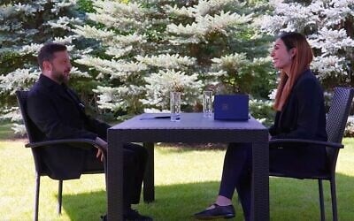 Le président ukrainien Volodymyr Zelensky s'entretient avec Laura Loomer, personnalité sulfureuse du mouvement MAGA, qui a changé d'avis et soutient désormais la guerre menée par l'Ukraine contre la Russie, à Kiev, le 24 juillet 2026. (Capture d'écran : Laura Loomer via X)