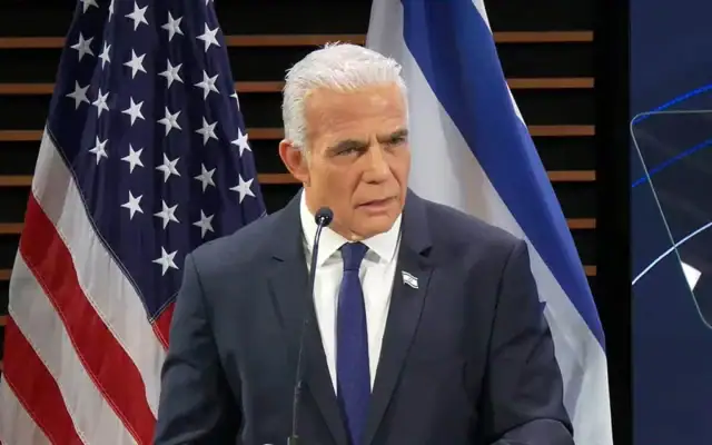 Le chef de l’opposition, Yair Lapid, s’exprime lors d’un événement organisé à l’Atlantic Council à Washington, le 27 juillet 2026. (Capture d’écran/YouTube)