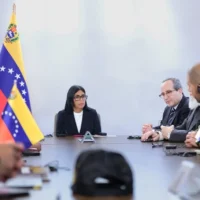 La présidente par intérim du Venezuela, Delcy Rodriguez (au centre), lors d’une rencontre avec des représentants israéliens, sur une photo publiée le 22 juillet 2026. (Crédit : Porte-parole de l’armée israélienne)