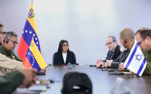 La présidente par intérim du Venezuela, Delcy Rodriguez (au centre), lors d’une rencontre avec des représentants israéliens, sur une photo publiée le 22 juillet 2026. (Crédit : Porte-parole de l’armée israélienne)