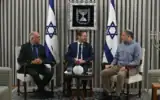 De gauche à droite : Noam Sohlberg, président de la Commission électorale centrale, Isaac Herzog, président de la République, et David Zini, chef du Shin Bet, se réunissent à la résidence présidentielle, le 9 juillet 2026. (Crédit : Haim Zach/GPO)