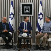De gauche à droite : Noam Sohlberg, président de la Commission électorale centrale, Isaac Herzog, président de la République, et David Zini, chef du Shin Bet, se réunissent à la résidence présidentielle, le 9 juillet 2026. (Crédit : Haim Zach/GPO)