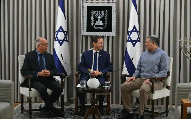 De gauche à droite : Noam Sohlberg, président de la Commission électorale centrale, Isaac Herzog, président de la République, et David Zini, chef du Shin Bet, se réunissent à la résidence présidentielle, le 9 juillet 2026. (Crédit : Haim Zach/GPO)