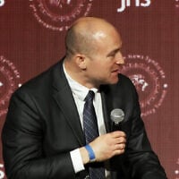 Jason Olson, directeur chargé de la déradicalisation au sein du Conseil de Paix, s’exprimant lors de la conférence JNS, à Jérusalem, le 23 juin 2026. (Crédit : Capture d’écran/YouTube)