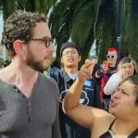 Scott Wiener (à gauche), candidat juif au Congrès, est pris à partie par des anti-sionistes alors qu'il défile lors de la Trans March à San Francisco, en Californie, le 26 juin 2026. (Capture d'écran tirée de X via JTA)