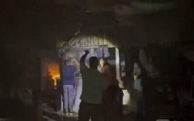 Un restaurant aurait été cambriolé puis incendié par des résidents d'implantations près de Naplouse, en Cisjordanie, le 5 juillet 2026. (Crédit : Centre de communication de l'Autorité palestinienne/Capture d'écran/X) Un restaurant aurait été cambriolé puis incendié par des résidents d'implantations près de Naplouse, en Cisjordanie, le 5 juillet 2026. (Crédit : Centre de communication de l'Autorité palestinienne/Capture d'écran/X)