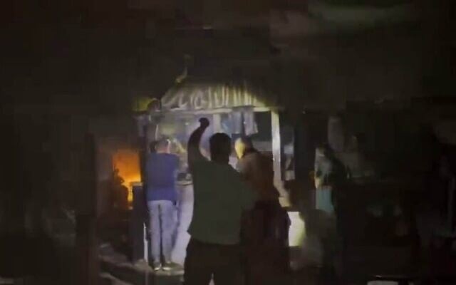 Un restaurant aurait été cambriolé puis incendié par des résidents d'implantations près de Naplouse, en Cisjordanie, le 5 juillet 2026. (Crédit : Centre de communication de l'Autorité palestinienne/Capture d'écran/X)