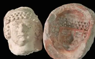 Le moule utilisé pour produire le visage de la figurine féminine, à côté de la reconstitution réalisée à partir de celui-ci. (Crédit : Emil Aladjem/Autorité israélienne des Antiquités)